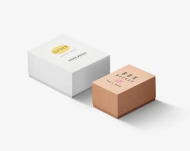 зображення 2 коробок на столі mockup
